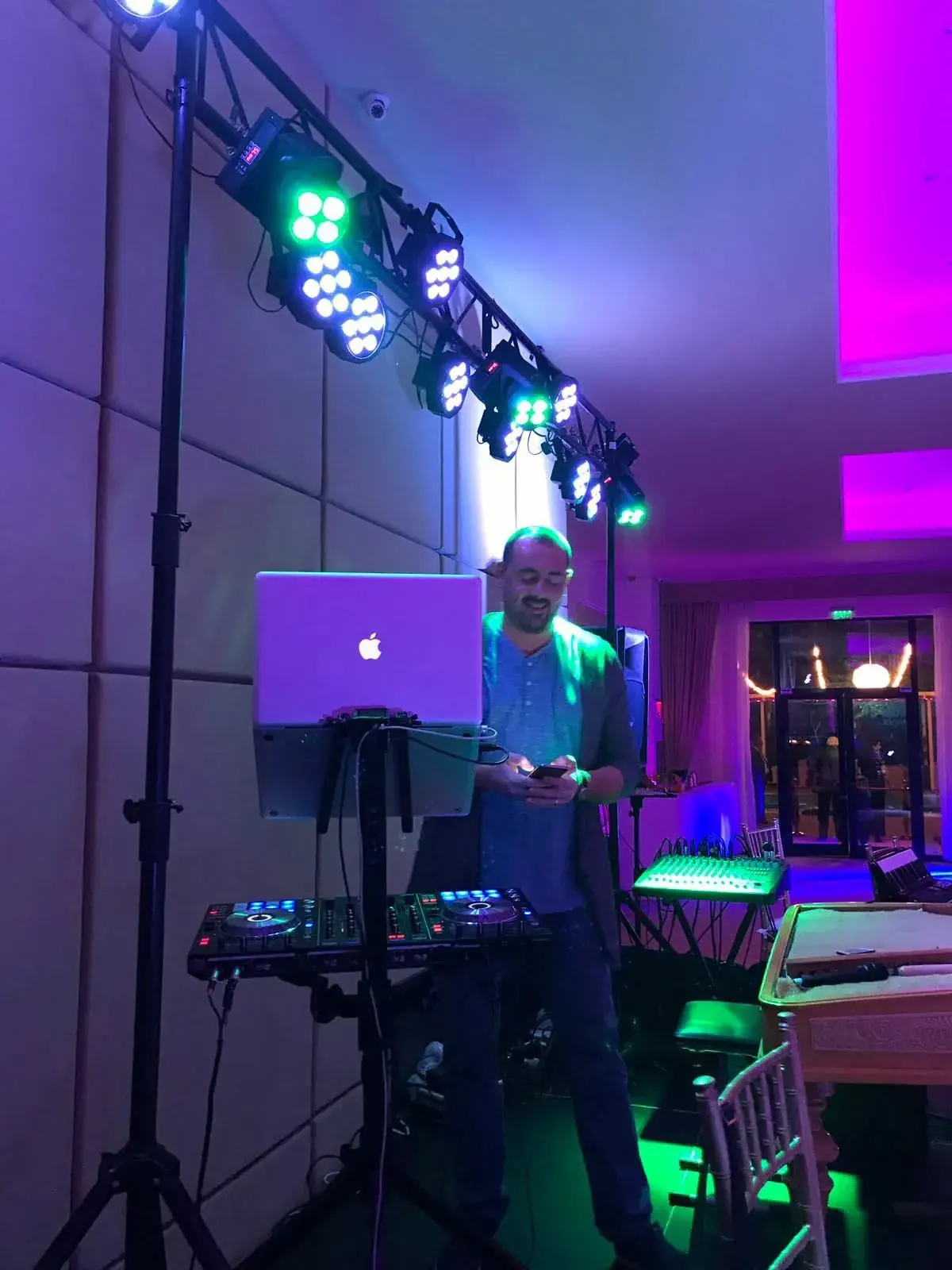 Pupitrul de DJ și luminile moving head pregătite de DJ Florin Popescu într-un salon de nuntă