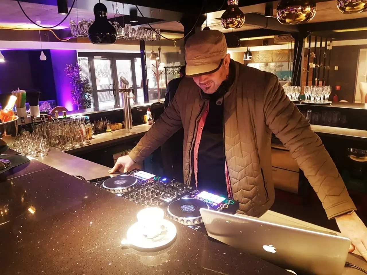 DJ Florin Popescu mixând la o petrecere privată, cu consolă Pioneer și laptop