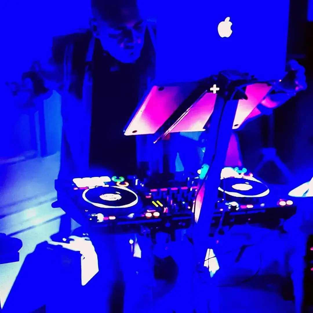 Consola de mixaj a lui DJ Florin Popescu în lumină albastră, la o petrecere de seară