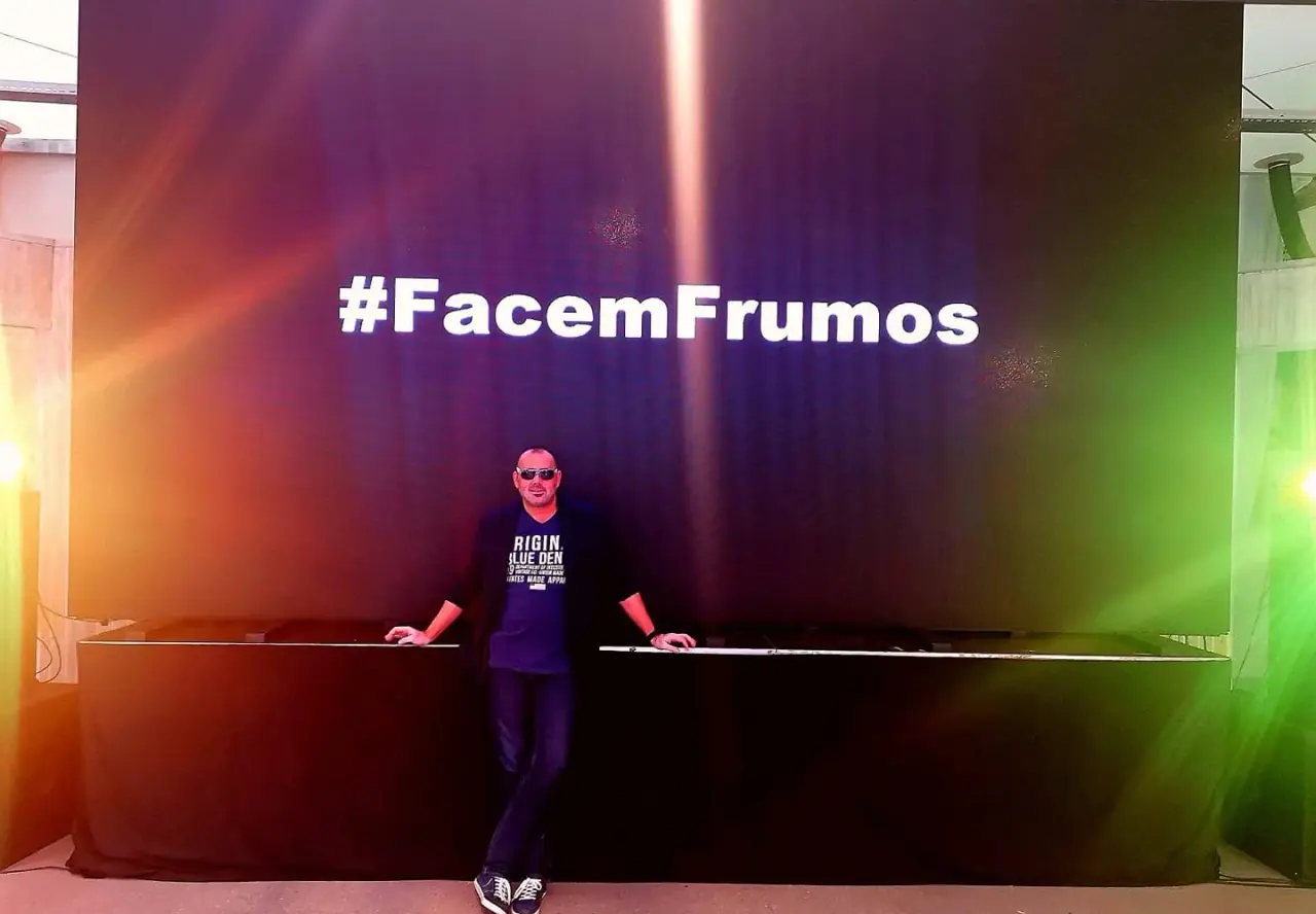 DJ Florin Popescu în fața peretelui luminat cu #FacemFrumos, la un eveniment
