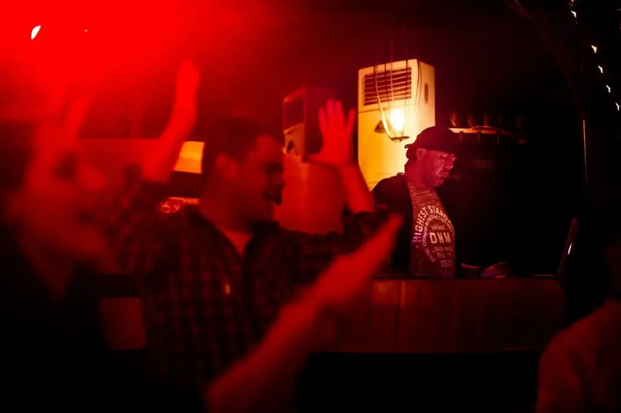 Ring plin, cu mâinile sus în lumină roșie, la o petrecere mixată de DJ Florin Popescu