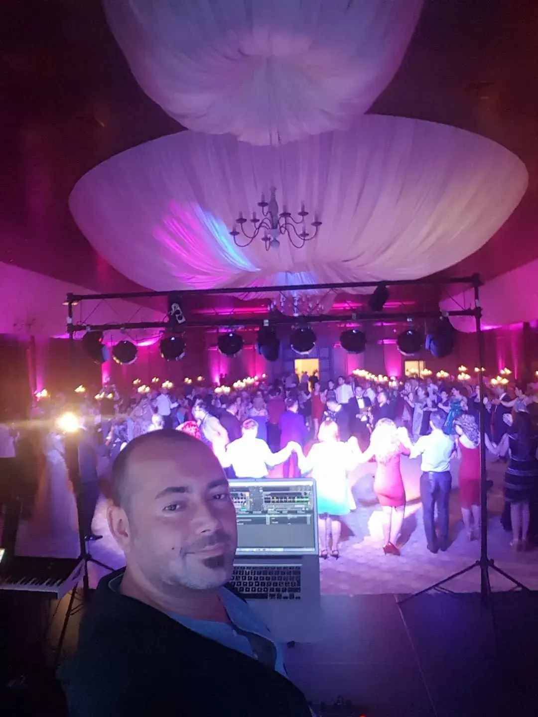 Sală de nuntă plină, invitații prinși în horă, văzută de la pupitrul lui DJ Florin Popescu